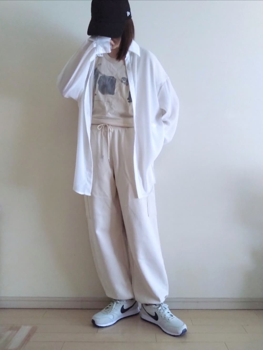 ホワイト系のカーゴパンツ、ベージュ系のTシャツ/カットソー、ホワイト系のシャツ/ブラウスを着用したレディースの春コーディネートの2枚目の写真