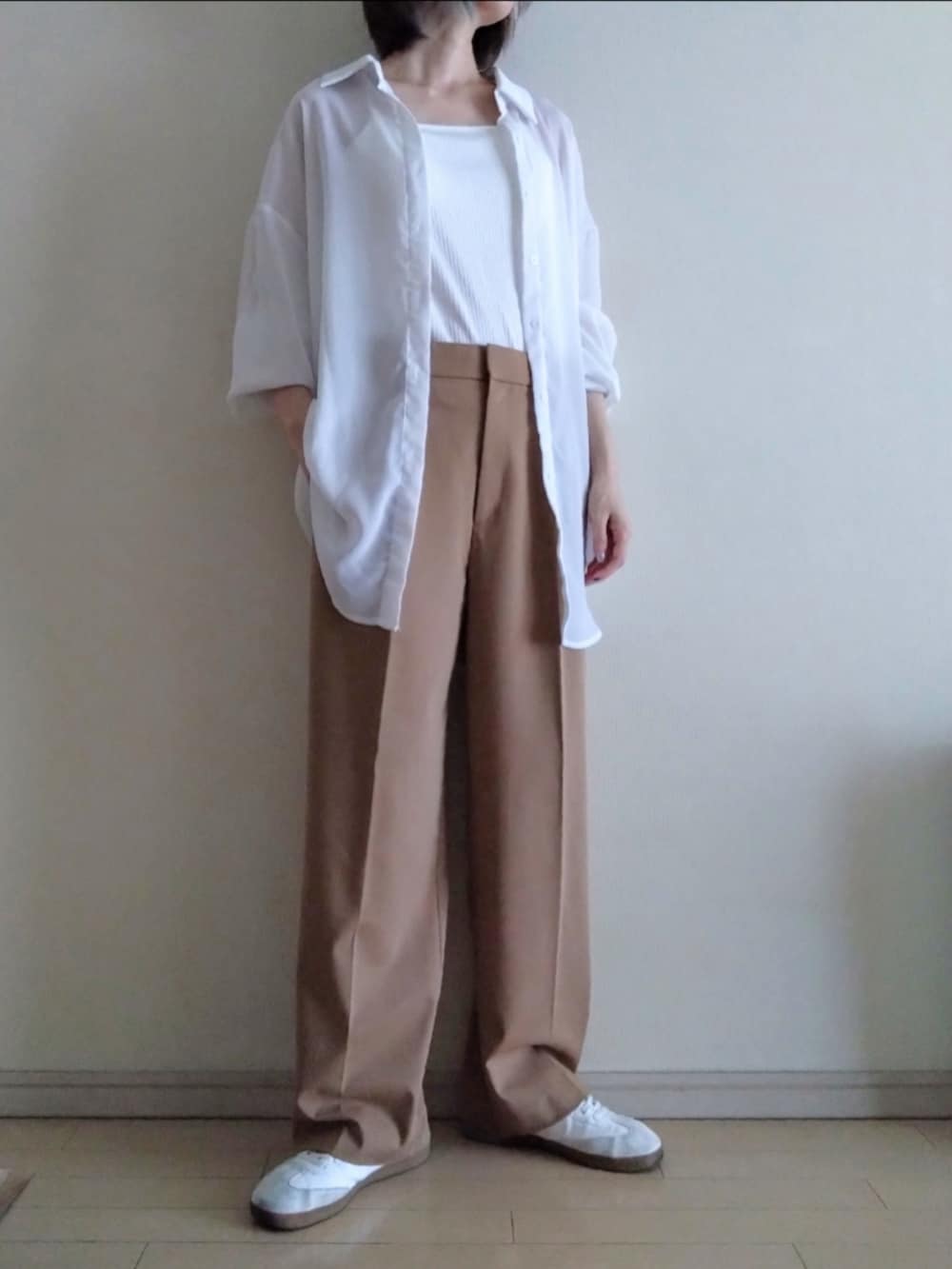 ホワイト系のシャツ/ブラウス、ホワイト系のキャミソール、ベージュ系のスラックスを着用したレディースの春コーディネートの3枚目の写真