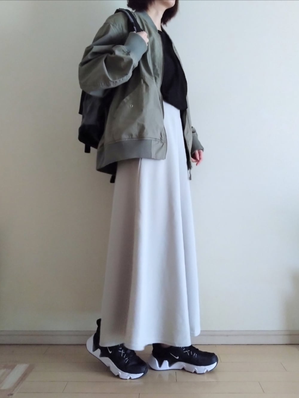 グリーン系のMA-1、ブラック系のTシャツ/カットソー、グレー系のスカートを着用したレディースの春コーディネートの2枚目の写真
