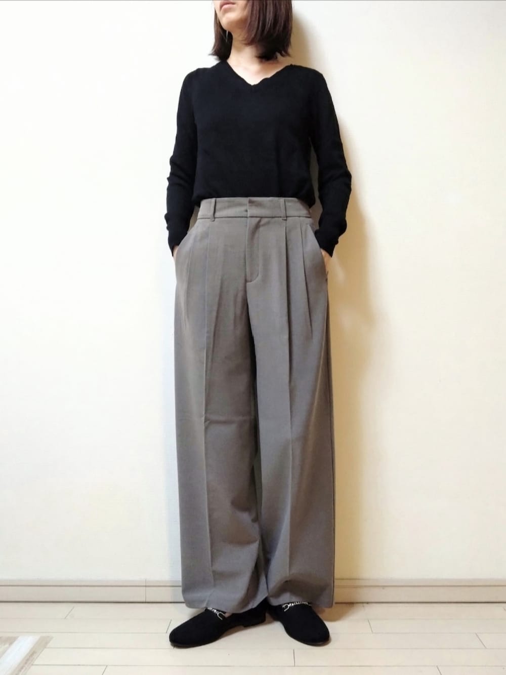 ブラウン系のその他アウター、ブラック系のニット/セーター、ブラウン系のスラックスを着用したレディースの冬コーディネートの2枚目の写真