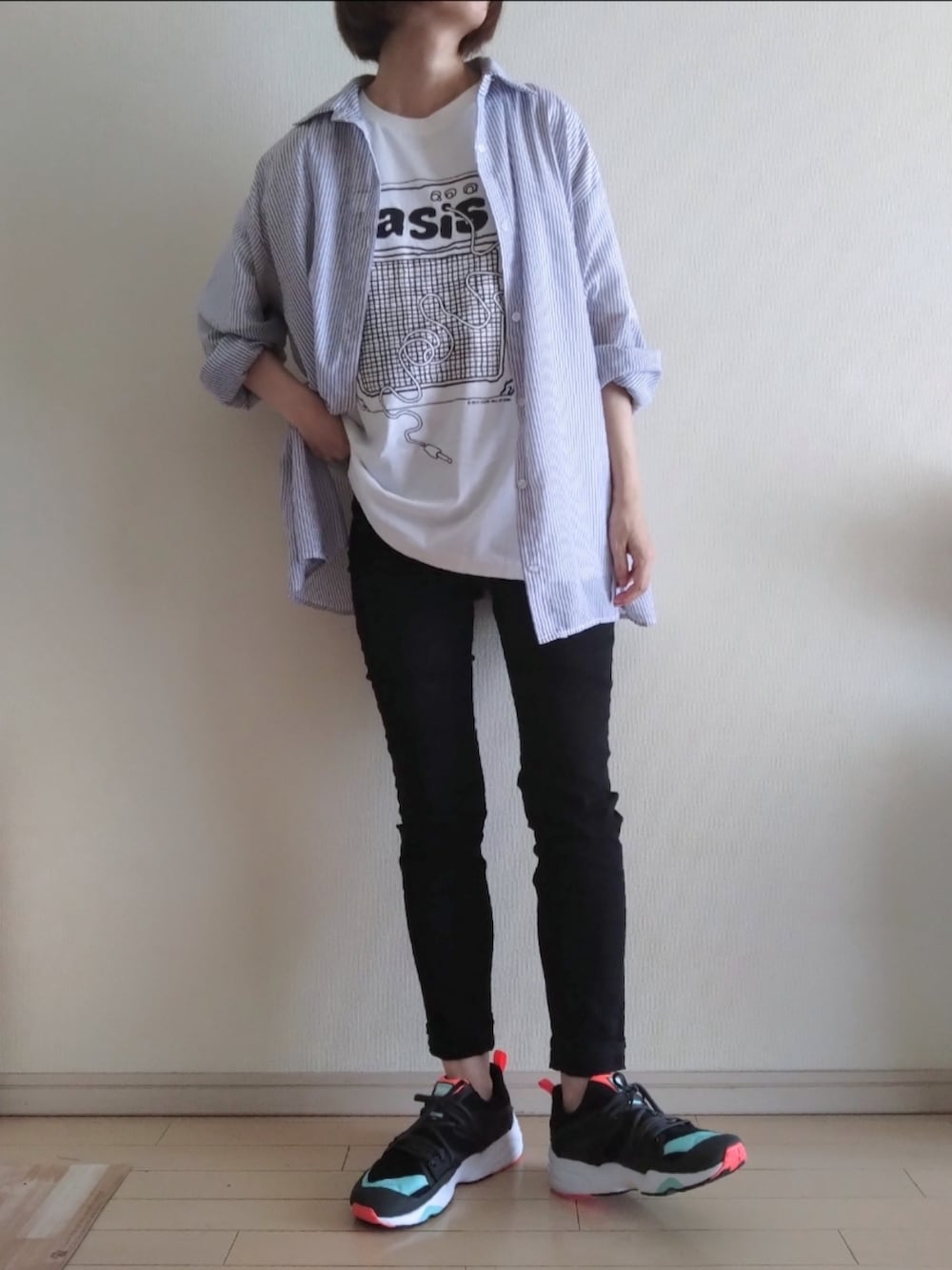 ブルー系のシャツ/ブラウス、ホワイト系のTシャツ/カットソー、ブラック系のパンツを着用したレディースの夏コーディネートの2枚目の写真