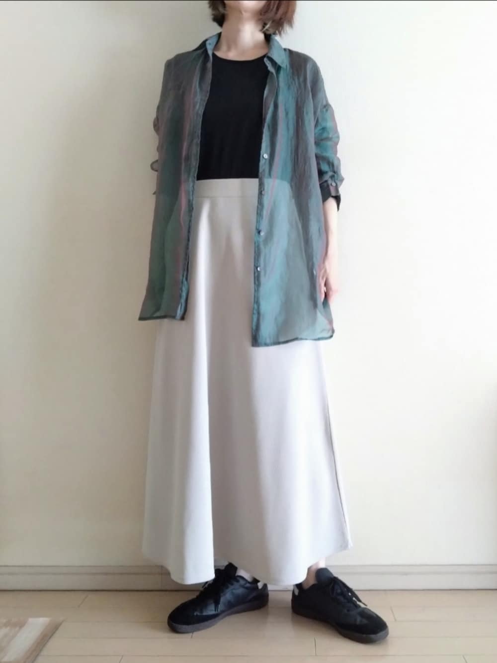 グリーン系のシャツ/ブラウス、ブラック系のTシャツ/カットソー、グレー系のスカートを着用したレディースの春コーディネートの2枚目の写真