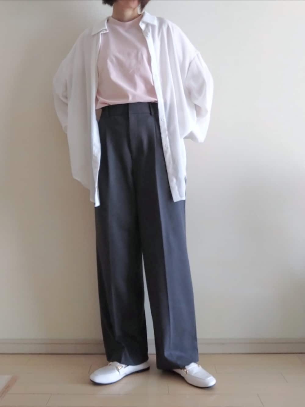 ピンク系のTシャツ/カットソー、ホワイト系のシャツ/ブラウス、グレー系のスラックスを着用したレディースの春コーディネートの3枚目の写真