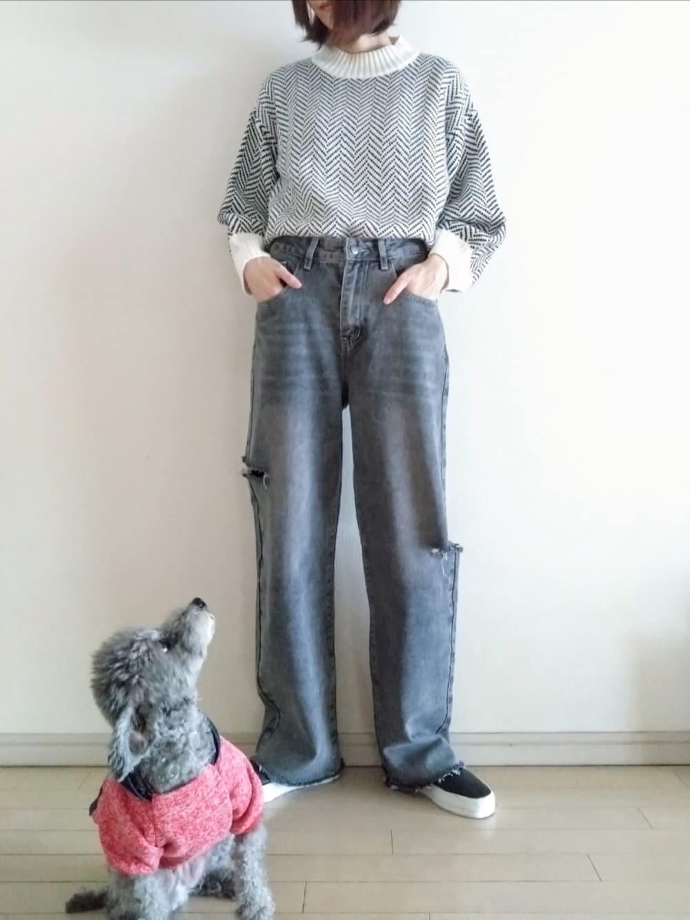 ホワイト系のニット/セーター、グレー系のデニムパンツ、ブラック系のスリッポンを着用したレディースの秋コーディネートの2枚目の写真