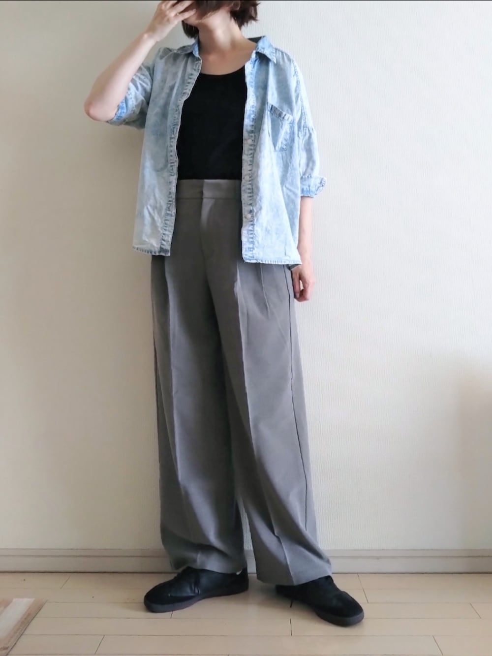 「プチプラ、シンプルコーデ、デニムシャツ、ワイドパンツ、スニーカー、スラックス×スニーカー、UNIQLO、GU、H&M、ブラック×ブラウン、秋色、大人カジュアル、ゆるコーデ、夏秋ミックス、夏コーデ」｜「GUのタックワイドパンツ カラー：34 BROWN／サイズ：M（スラックス、ブラウン系）」を使った、kazaneさん（レディース・166cm）の夏コーディネートの2枚目の写真