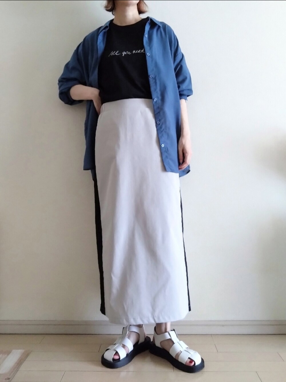 ブラック系のTシャツ/カットソー、ブルー系のシャツ/ブラウス、ベージュ系のスカートを着用したレディースの夏コーディネートの2枚目の写真