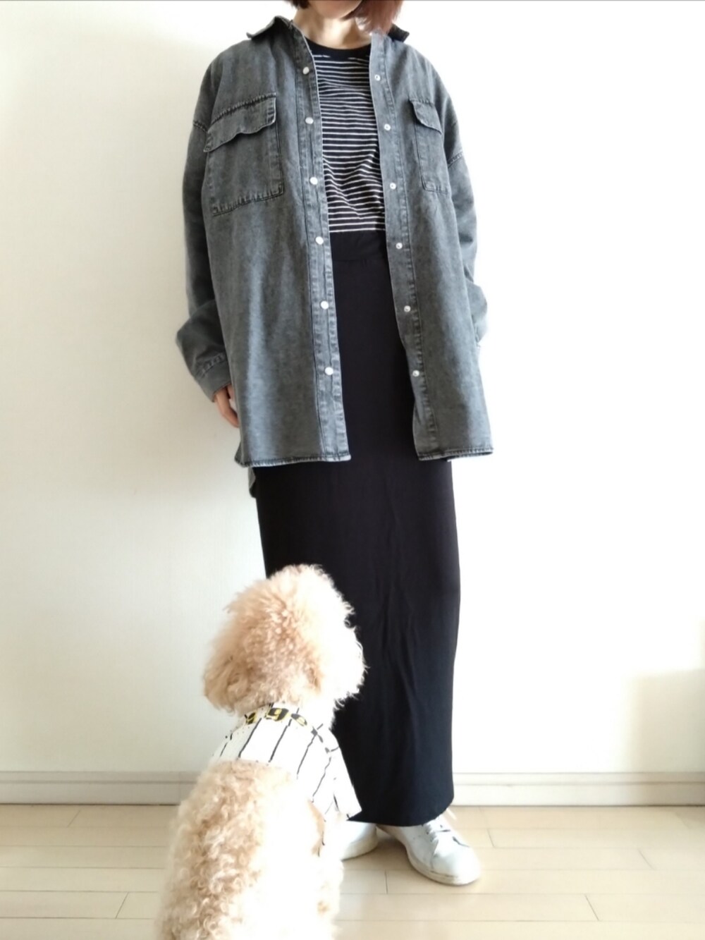 ブラック系のシャツ/ブラウス、ブラック系のTシャツ/カットソー、ブラック系のスカートを着用したレディースの秋コーディネートの4枚目の写真