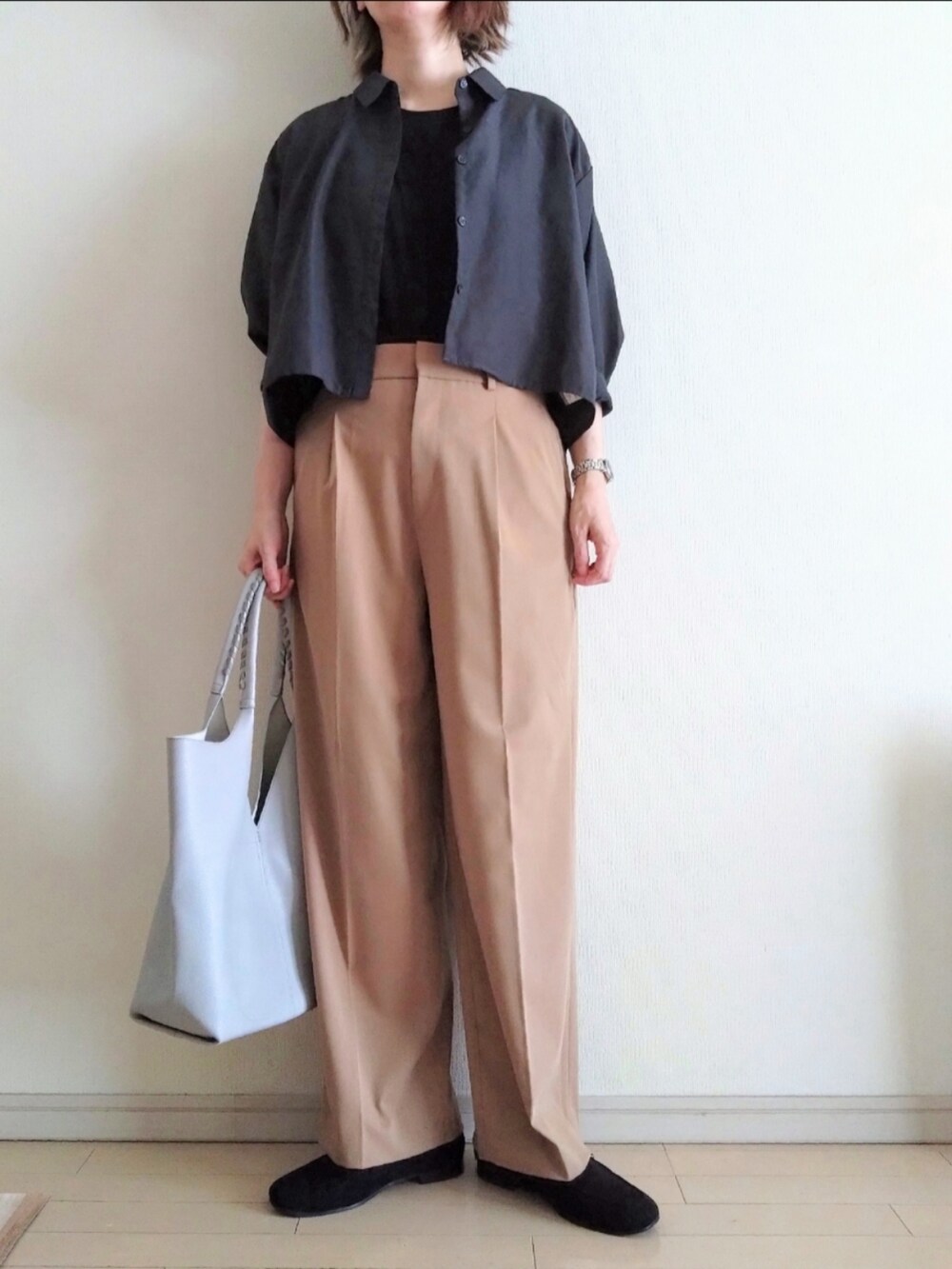 グレー系のシャツ/ブラウス、ブラック系のTシャツ/カットソー、グレー系のトートバッグを着用したレディースの秋コーディネートの2枚目の写真