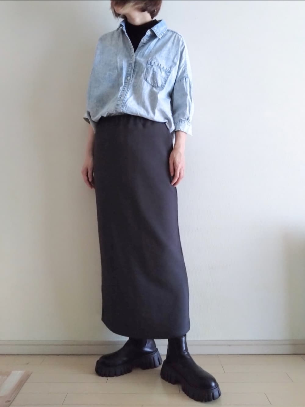 ブルー系のシャツ/ブラウス、ブラック系のTシャツ/カットソー、グレー系のスカートを着用したレディースの秋コーディネートの2枚目の写真