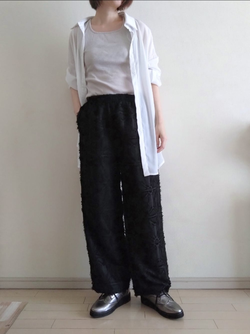 ベージュ系のタンクトップ、ホワイト系のシャツ/ブラウス、ブラック系のその他パンツを着用したレディースの夏コーディネートの2枚目の写真