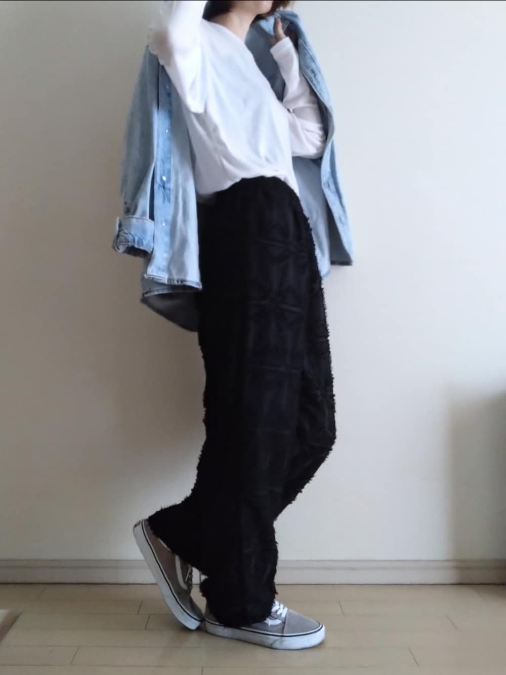 ブルー系のシャツ/ブラウス、ブラック系のキャミソール、ホワイト系のTシャツ/カットソーを着用したレディースの春コーディネートの2枚目の写真