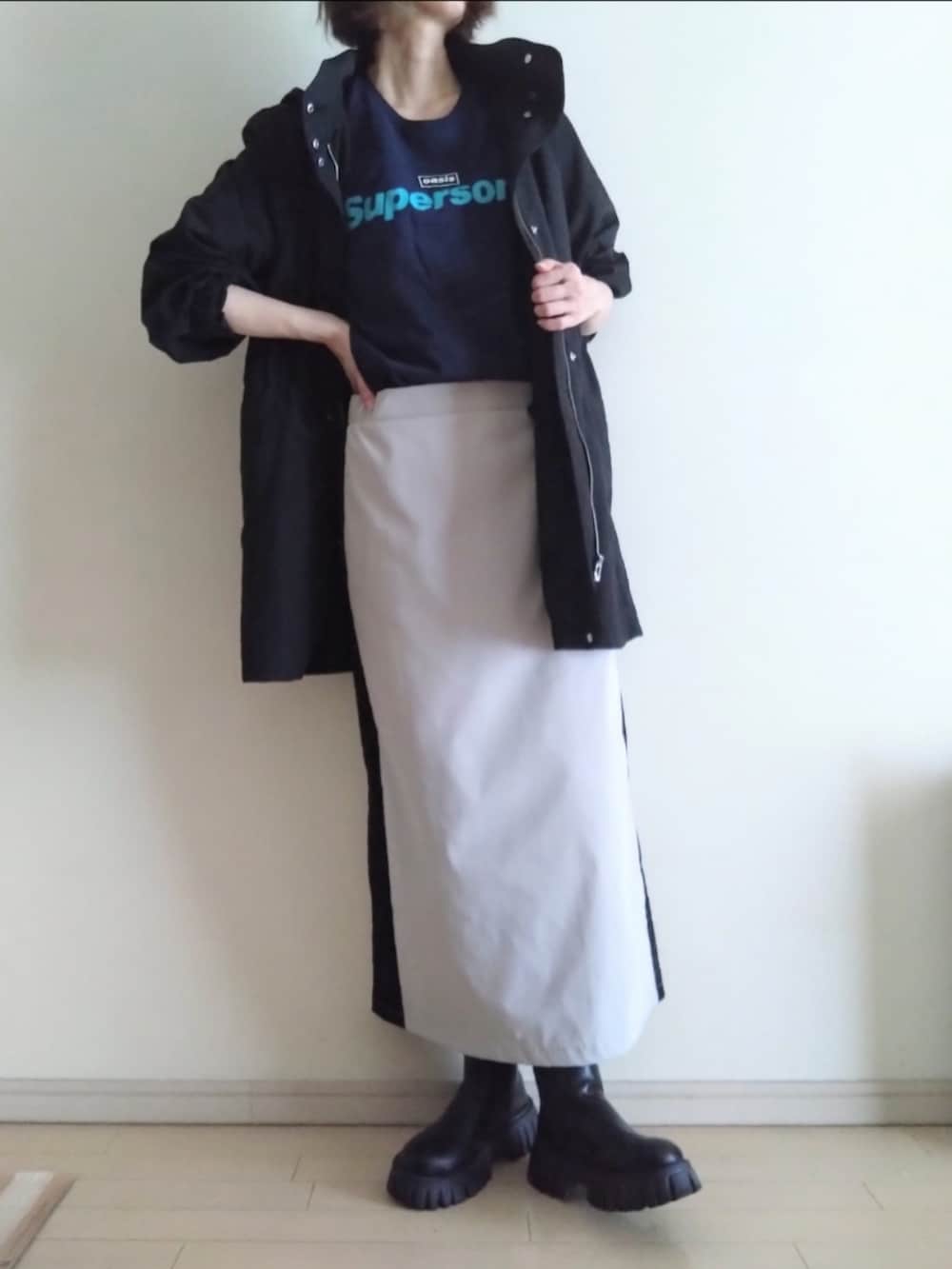 ブラック系のブルゾン、ブルー系のTシャツ/カットソー、ベージュ系のスカートを着用したレディースの春コーディネートの3枚目の写真