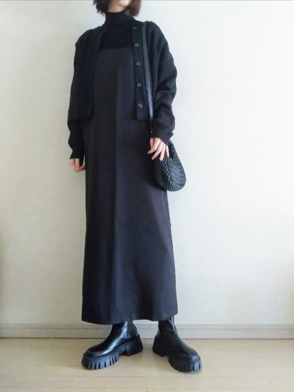 ブラック系のワンピース、ブラック系のカーディガン/ボレロ、ブラック系のニット/セーターを着用したレディースの冬コーディネートの2枚目の写真