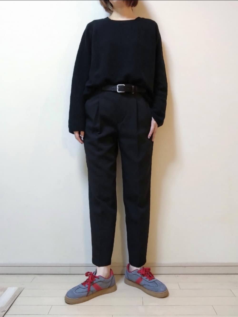 ブラック系のブルゾン、ブラック系のニット/セーター、ブラック系のスラックスを着用したレディースの秋コーディネートの3枚目の写真