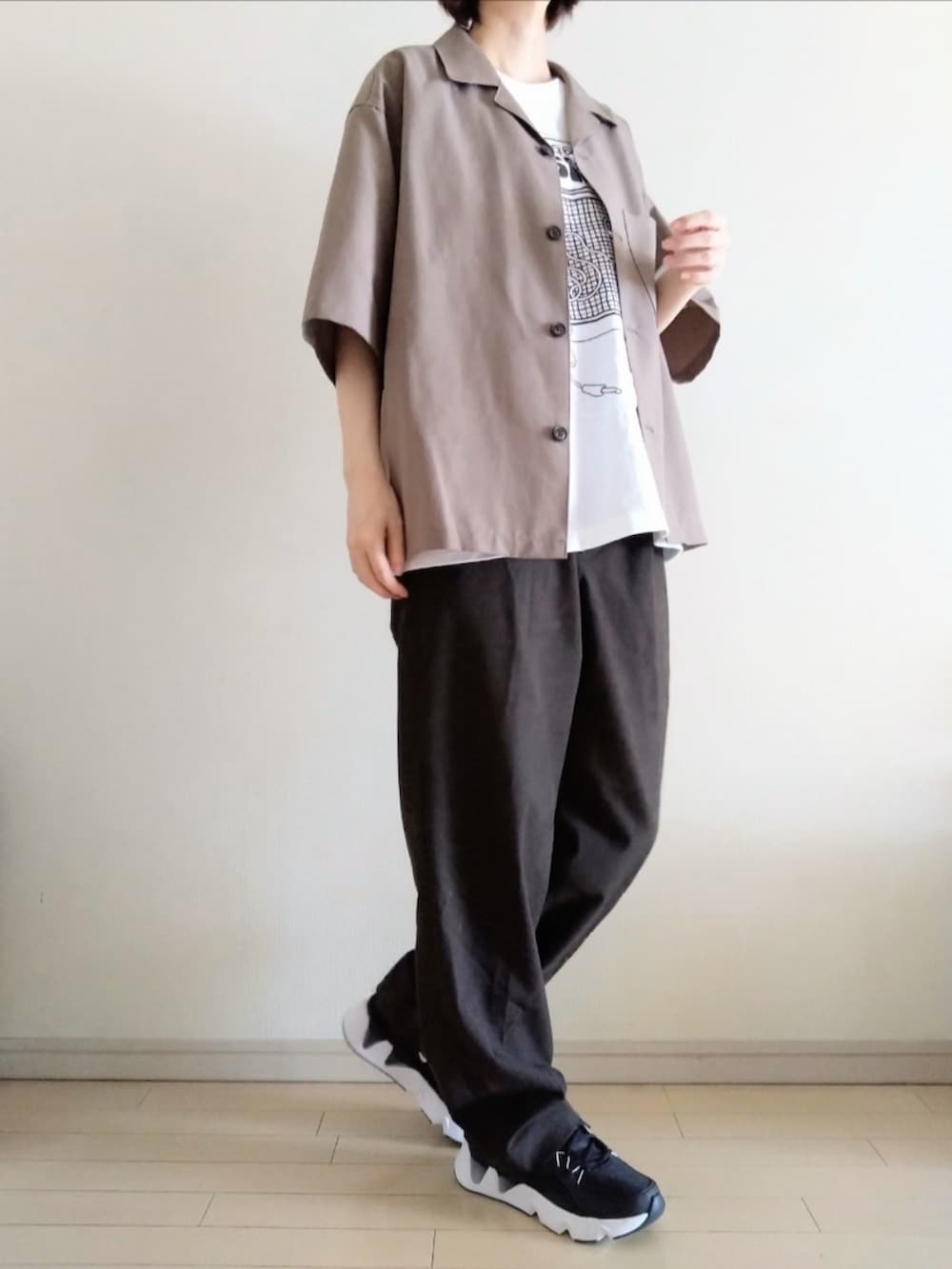 ブラウン系のシャツ/ブラウス、ホワイト系のTシャツ/カットソー、ブラウン系のその他パンツを着用したレディースの夏コーディネートの2枚目の写真
