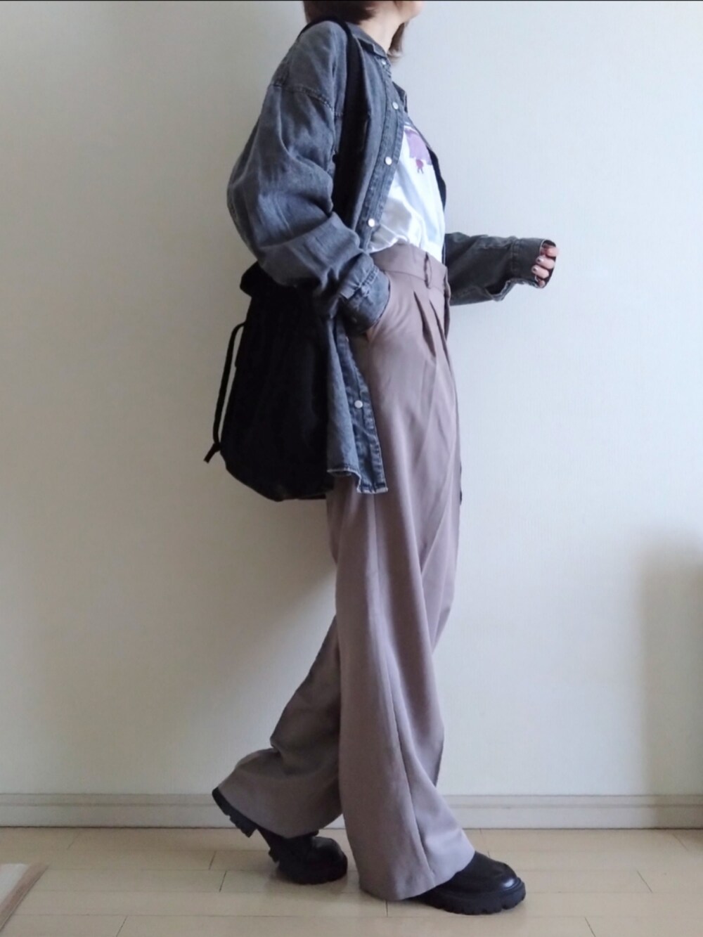 ブラック系のシャツ/ブラウス、ホワイト系のTシャツ/カットソー、ベージュ系のスラックスを着用したレディースの秋コーディネートの3枚目の写真