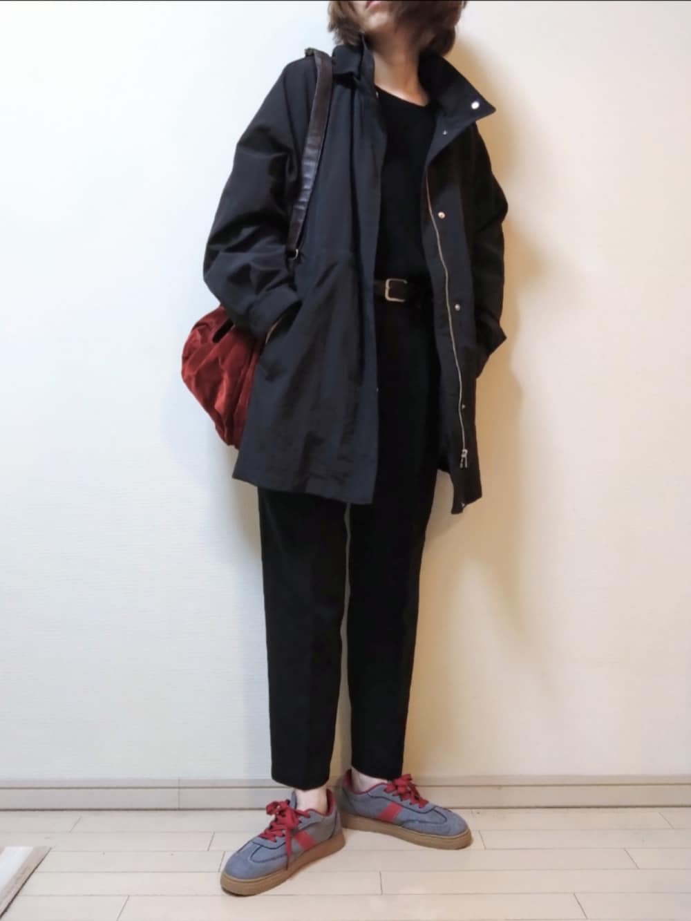 ブラック系のブルゾン、ブラック系のニット/セーター、ブラック系のスラックスを着用したレディースの秋コーディネートの2枚目の写真