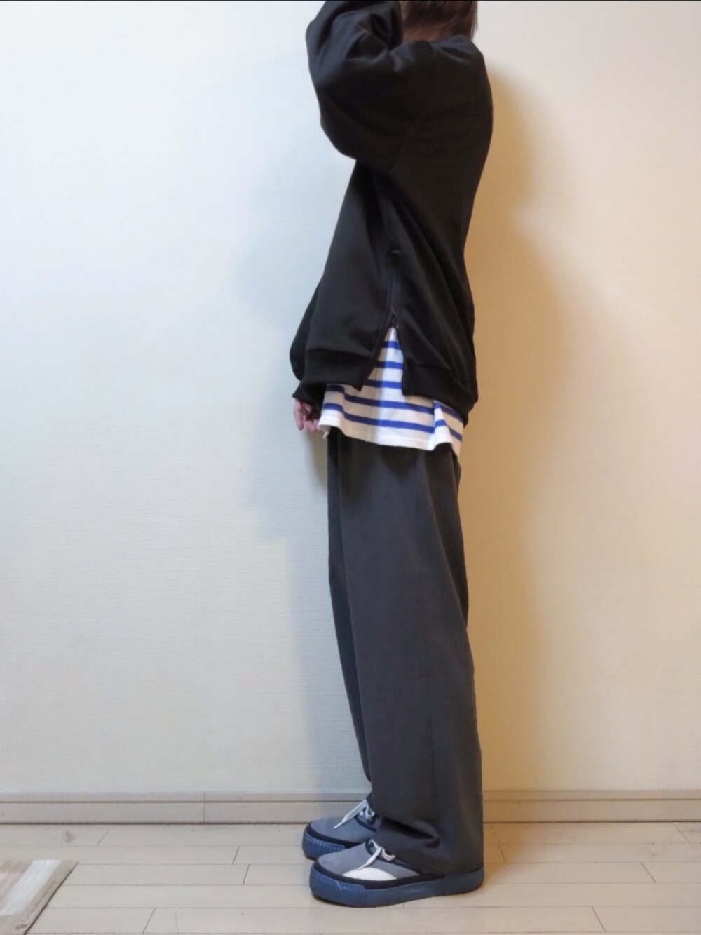 ブルー系のデニムジャケット、ブラック系のスウェット、ブルー系のTシャツ/カットソーを着用したレディースの春コーディネートの3枚目の写真