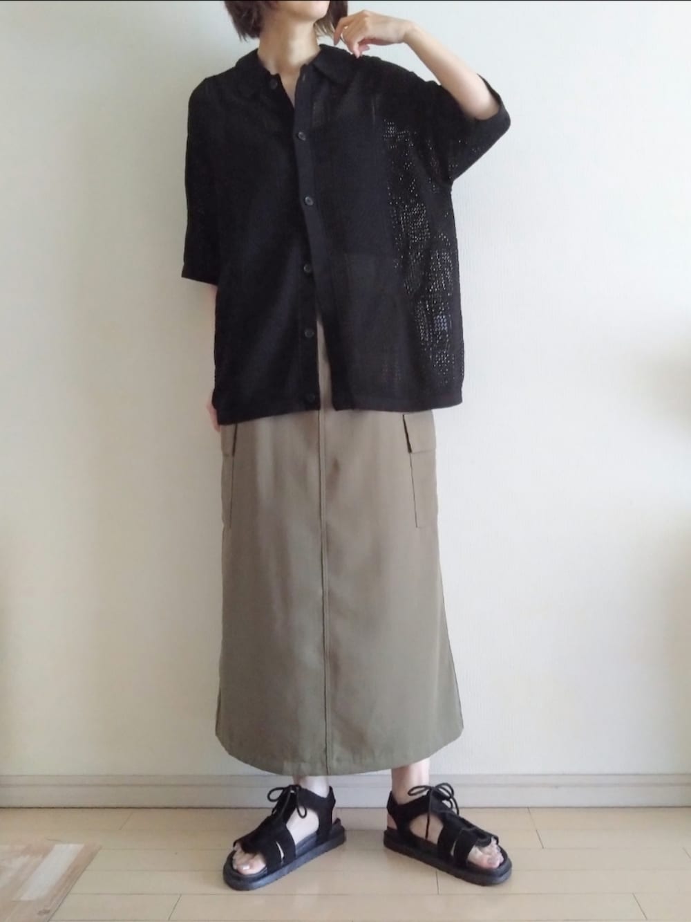 ブラック系のシャツ/ブラウス、ブラック系のキャミソール、グリーン系のスカートを着用したレディースの夏コーディネートの2枚目の写真