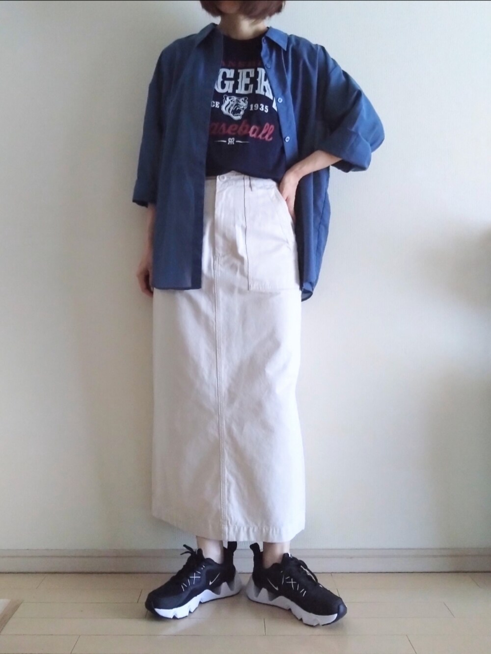 ブルー系のTシャツ/カットソー、ブルー系のシャツ/ブラウス、ホワイト系のスカートを着用したレディースの夏コーディネートの2枚目の写真