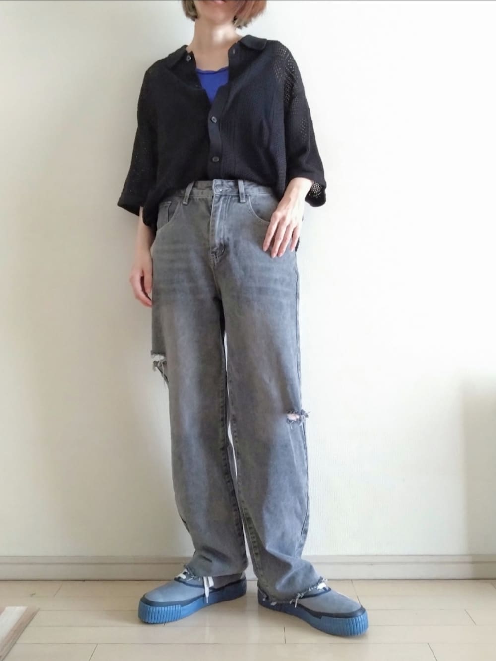 ブラック系のシャツ/ブラウス、ブルー系のTシャツ/カットソー、グレー系のデニムパンツを着用したレディースの秋コーディネートの2枚目の写真