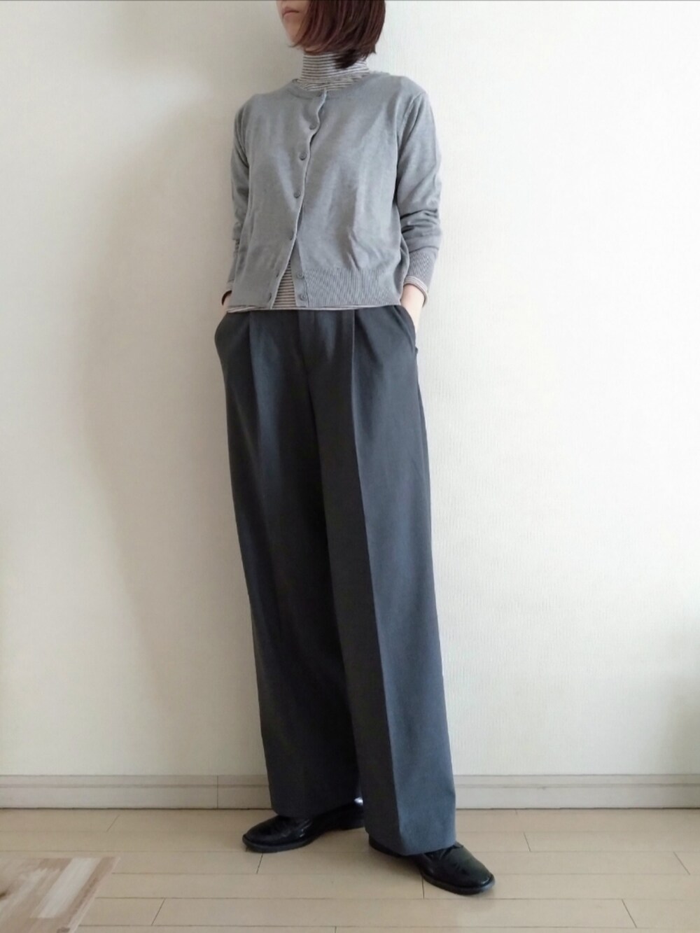 グレー系のチェスターコート、その他のTシャツ/カットソー、グレー系のカーディガン/ボレロを着用したレディースの冬コーディネートの2枚目の写真