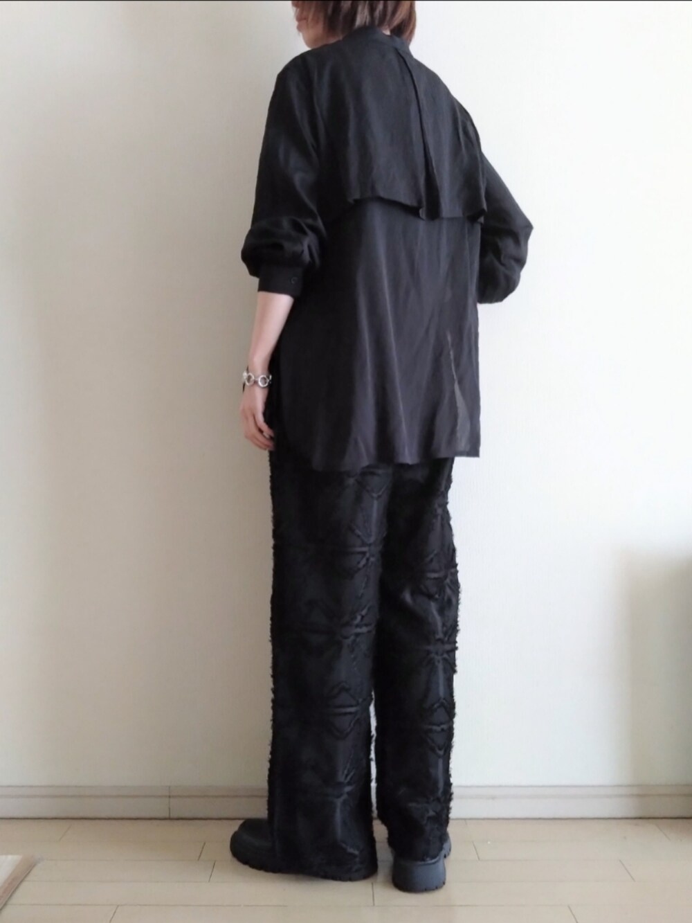 ブラック系のシャツ/ブラウス、ブラック系のキャミソール、ブラック系のその他パンツを着用したレディースの春コーディネートの2枚目の写真