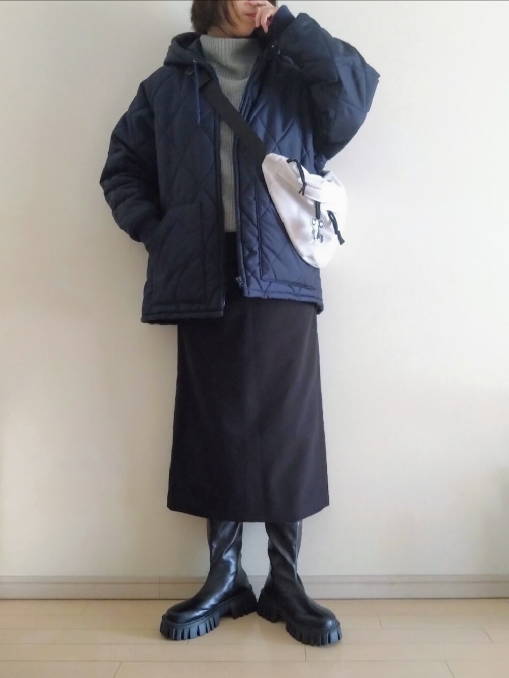 ブルー系のブルゾン、グレー系のニット/セーター、ブラック系のスカートを着用したレディースの冬コーディネートの2枚目の写真