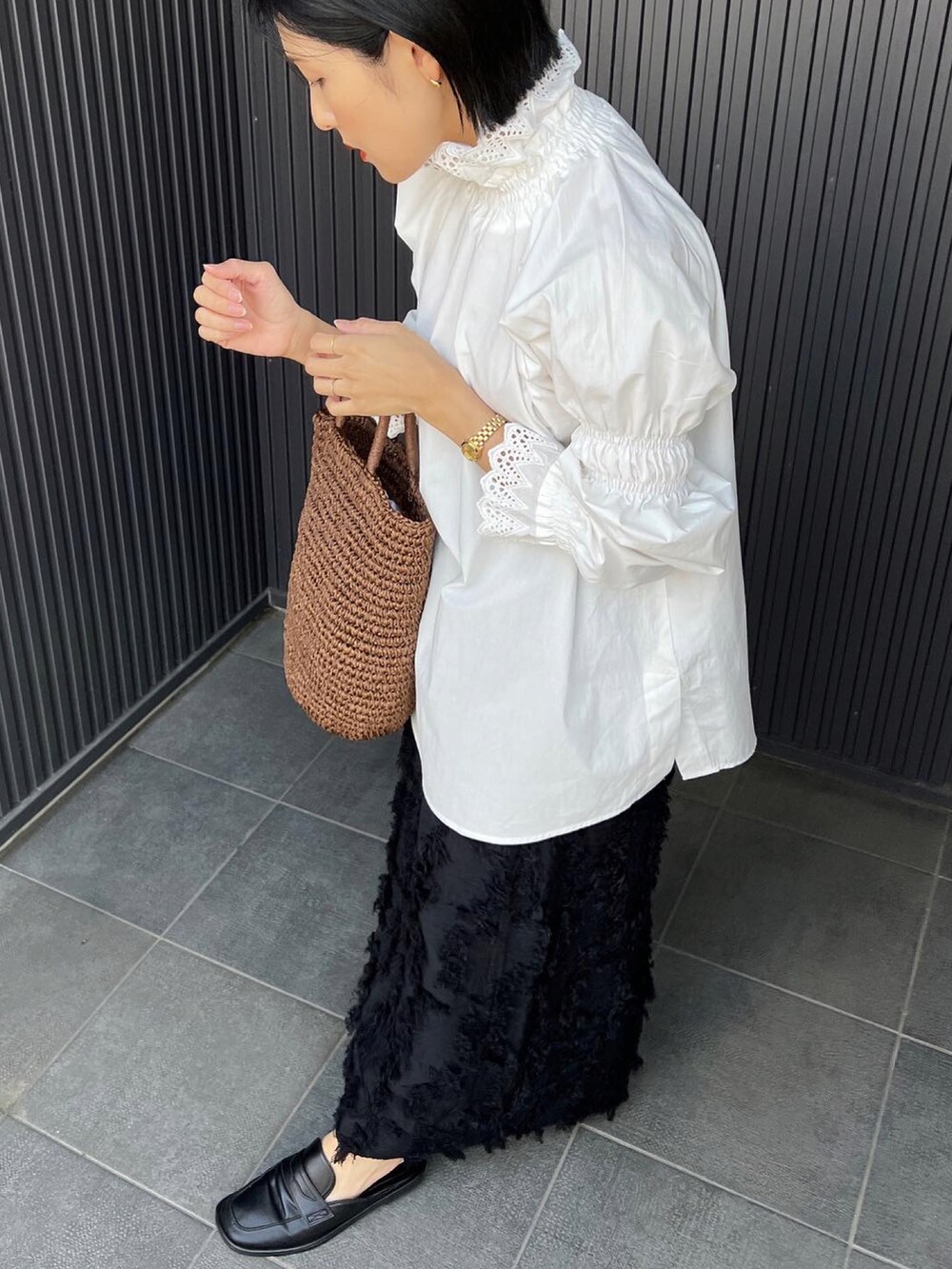 「春夏コーデ、大人カジュアル、休日スタイル、今日のコーデ、キレイめカジュアル、春服コーデ、大人かわいい、marjour、プチプラコーデ、ママコーデ、ママファッション、春コーデ」｜「marjourのVINTAGE LIKE LACENECK BLOUSE（シャツ/ブラウス、ホワイト系）」を使った、MIHOさん（レディース・158cm）の春コーディネートの2枚目の写真