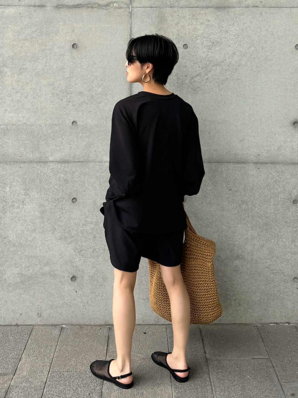 「TeddyShop、DAYCLOSET、ラッシュガード、セットアップ、セットアップスタイル、ラフコーデ、プチプラコーデ、水陸両用、ママコーデ、大人カジュアル」｜「TeddyShopのレディース 2WAYヘンリーネックボリュームスリーブラッシュガード+ハーフパンツ 2点セット（ラッシュガード、ブラック系）」を使った、MIHOさん（レディース・158cm）の夏コーディネートの2枚目の写真