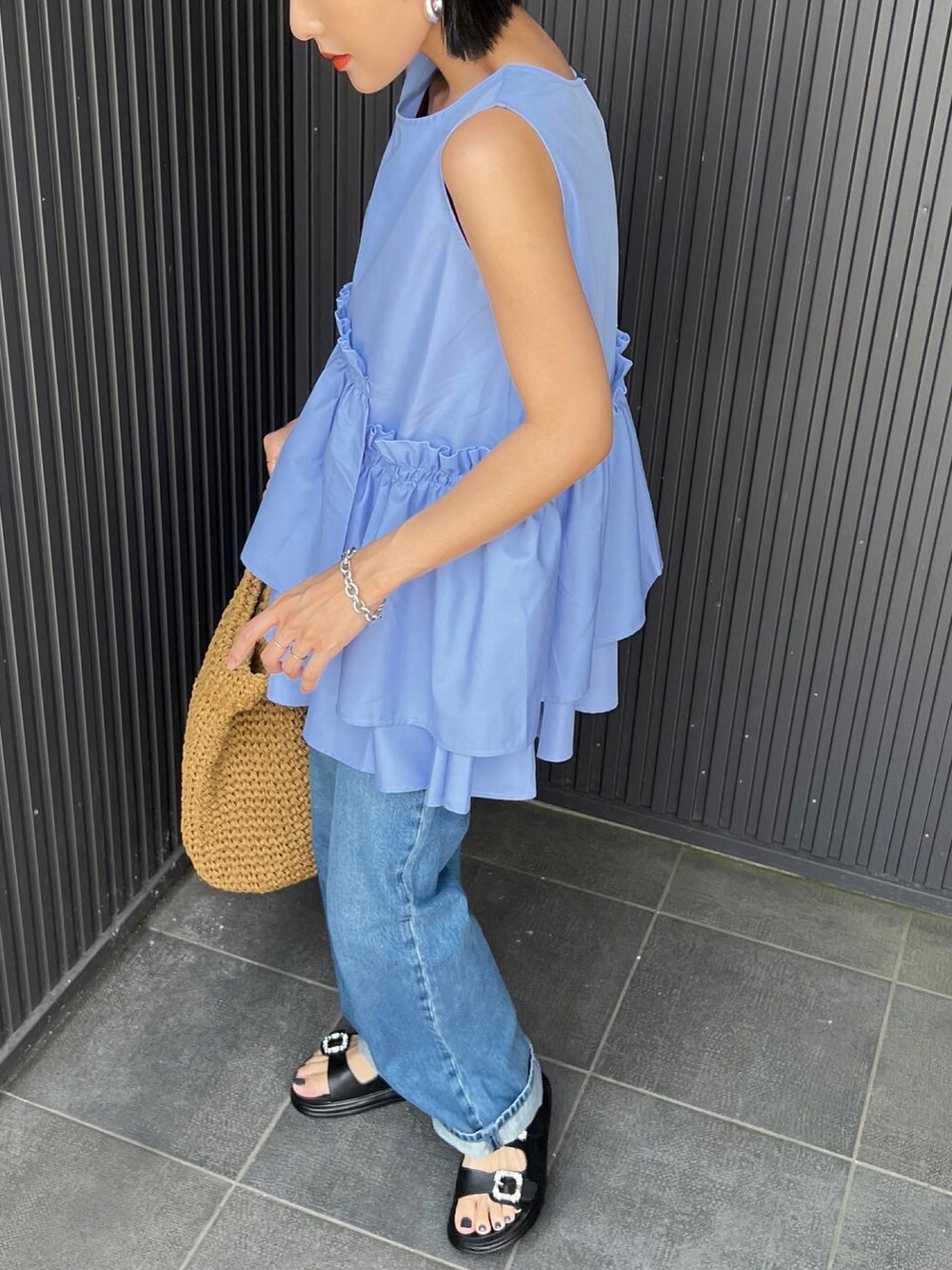 ブルー系のシャツ/ブラウス、ベージュ系のかごバッグ、ブラック系のサンダルを着用したレディースの春コーディネートの2枚目の写真