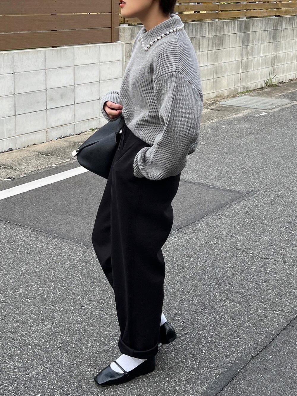 「きれいめカジュアル、オトナカジュアル、冬のコーデ、シンプルコーデ、大人可愛い、プチプラコーデ、大人カジュアル、fitmore、パールニット、ママコーデ、秋コーデ、ユニクロコーデ」｜「Fit moreのアイテム（ニット/セーター、グレー系）」を使った、MIHOさん（レディース・158cm）の冬コーディネートの3枚目の写真