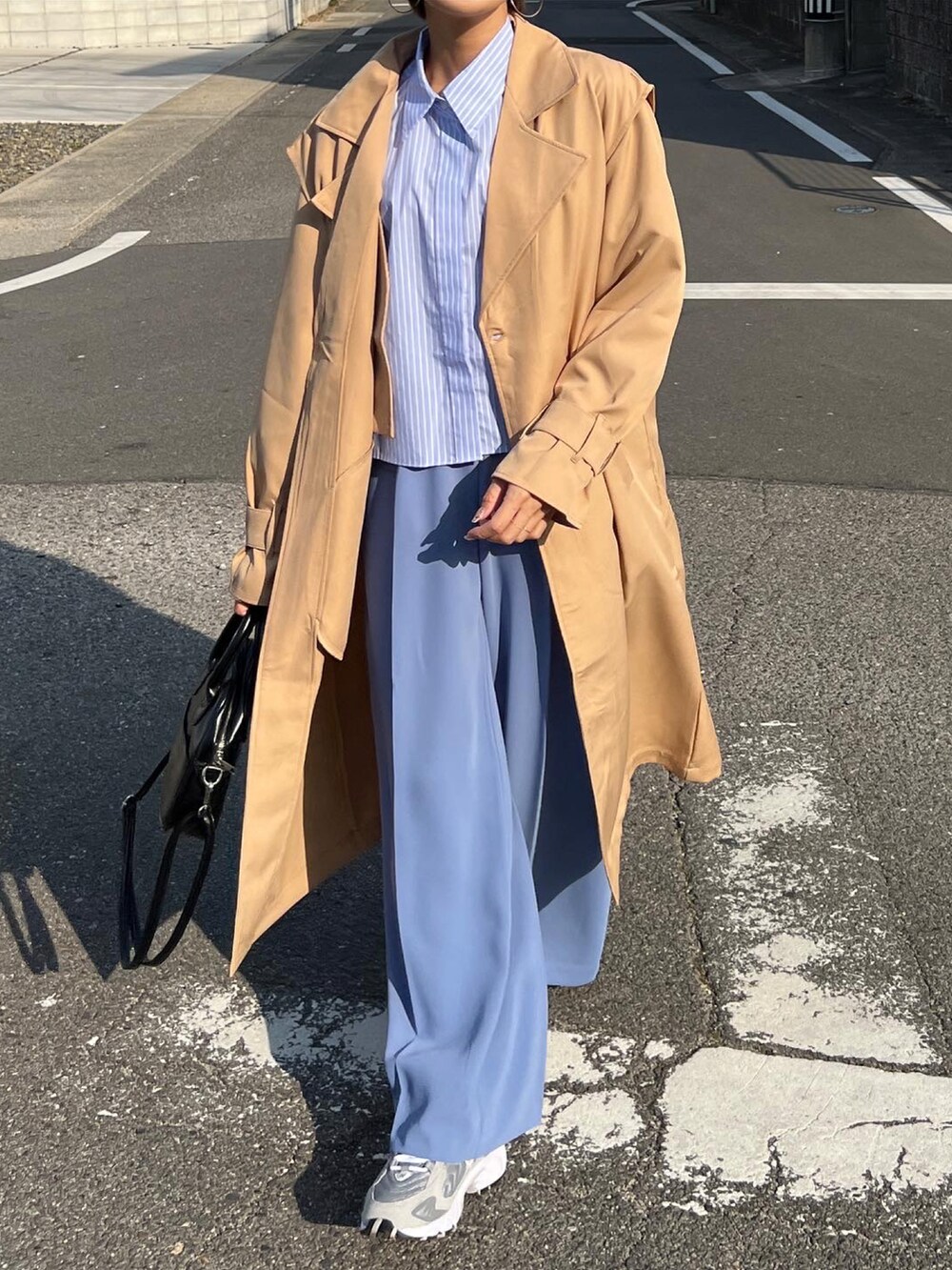 「春服みてみて、カジュアルコーデ、パンツスタイル、スニーカーコーデ、ラフコーデ、tokyogirlsmarket、スラックス、カラーパンツ、ストライプシャツ、シャツコーデ、春コーデ、春アウター、春コート」｜「210nouveの【3WAY】セパレートレイヤートレンチコート（トレンチコート、ベージュ系）」を使った、MIHOさん（レディース・158cm）の春コーディネートの4枚目の写真