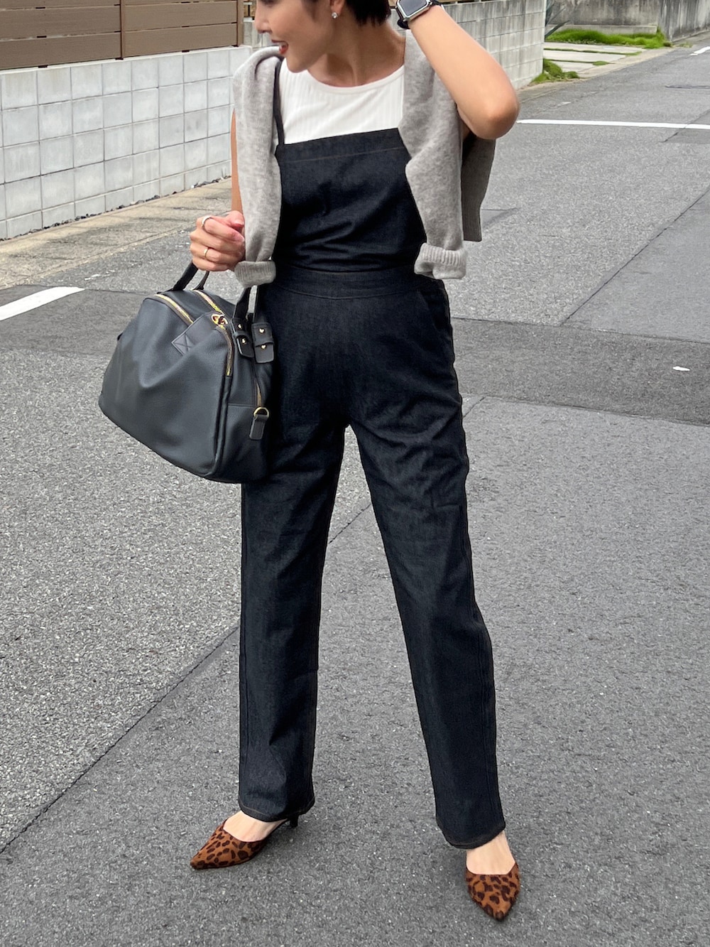 「カジュアルコーデ、シンプルスタイル、オトナ女子、秋のコーデ、大人カジュアル、きれいめカジュアル、高見えコーデ、サロペット、サロペットコーデ、デニムサロペット、オーバーオール、LIAN」｜「floristの2way大容量配色ラウンドハンドバッグ（ハンドバッグ、グレー系）」を使った、MIHOさん（レディース・158cm）の秋コーディネートの2枚目の写真