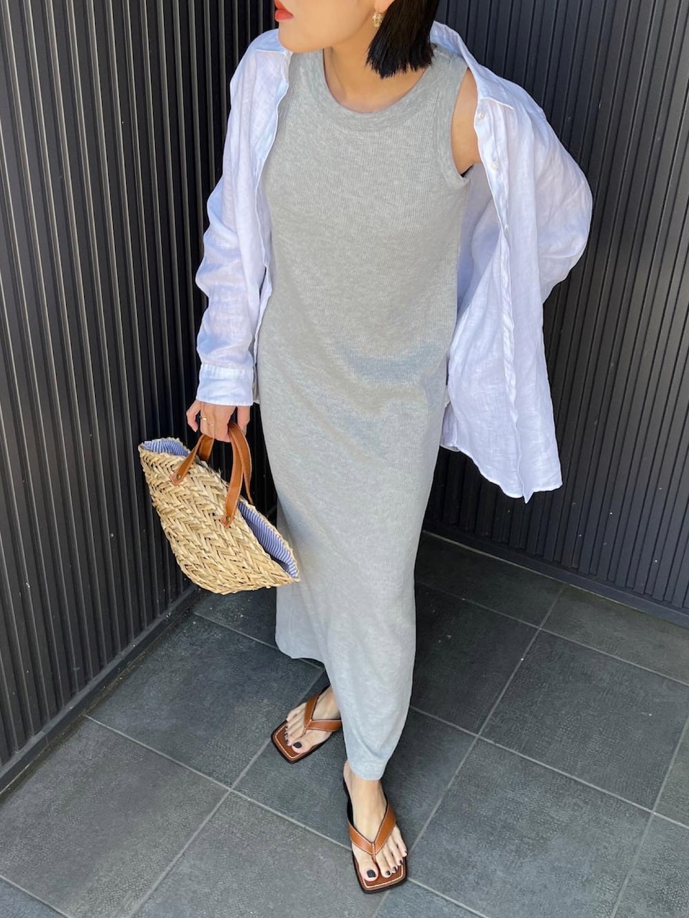 グレー系のワンピースを着用したレディースの春コーディネートの2枚目の写真