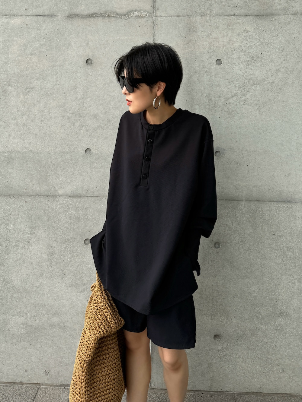 「TeddyShop、DAYCLOSET、ラッシュガード、セットアップ、セットアップスタイル、ラフコーデ、プチプラコーデ、水陸両用、ママコーデ、大人カジュアル」｜「TeddyShopのレディース 2WAYヘンリーネックボリュームスリーブラッシュガード+ハーフパンツ 2点セット（ラッシュガード、ブラック系）」を使った、MIHOさん（レディース・158cm）の夏コーディネートの3枚目の写真