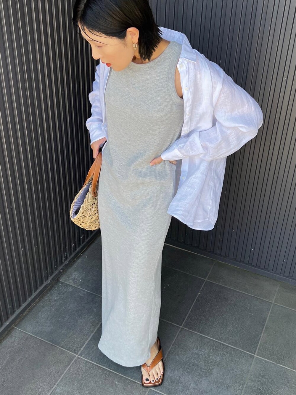 グレー系のワンピースを着用したレディースの春コーディネートの3枚目の写真