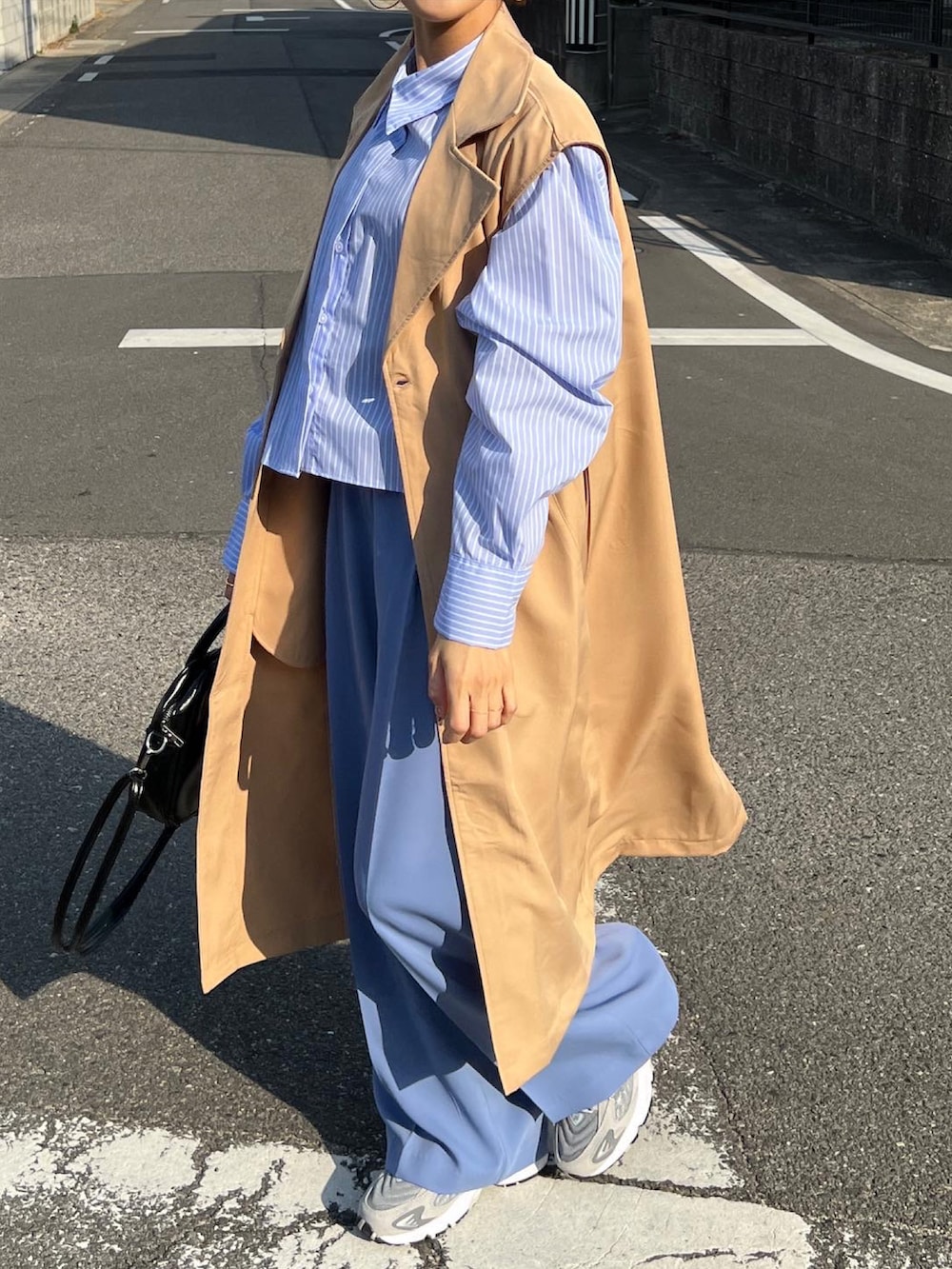 「春服みてみて、カジュアルコーデ、パンツスタイル、スニーカーコーデ、ラフコーデ、tokyogirlsmarket、スラックス、カラーパンツ、ストライプシャツ、シャツコーデ、春コーデ、春アウター、春コート」｜「210nouveの【3WAY】セパレートレイヤートレンチコート（トレンチコート、ベージュ系）」を使った、MIHOさん（レディース・158cm）の春コーディネートの2枚目の写真