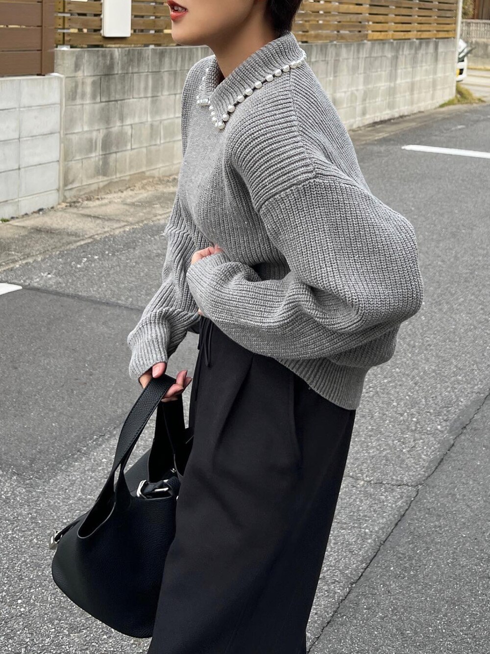 「きれいめカジュアル、オトナカジュアル、冬のコーデ、シンプルコーデ、大人可愛い、プチプラコーデ、大人カジュアル、fitmore、パールニット、ママコーデ、秋コーデ、ユニクロコーデ」｜「Fit moreのアイテム（ニット/セーター、グレー系）」を使った、MIHOさん（レディース・158cm）の冬コーディネートの5枚目の写真