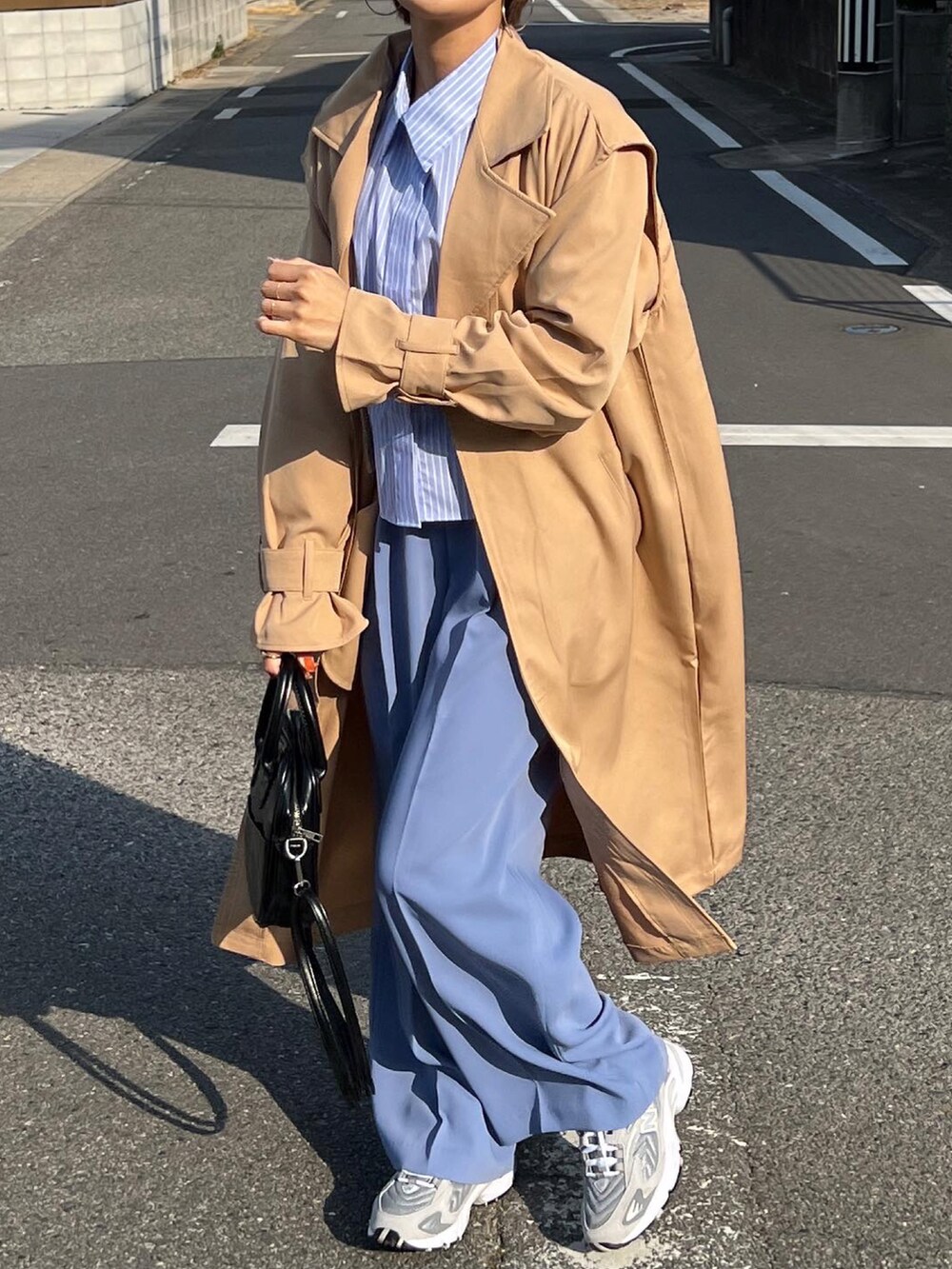 「春服みてみて、カジュアルコーデ、パンツスタイル、スニーカーコーデ、ラフコーデ、tokyogirlsmarket、スラックス、カラーパンツ、ストライプシャツ、シャツコーデ、春コーデ、春アウター、春コート」｜「210nouveの【3WAY】セパレートレイヤートレンチコート（トレンチコート、ベージュ系）」を使った、MIHOさん（レディース・158cm）の春コーディネートの3枚目の写真