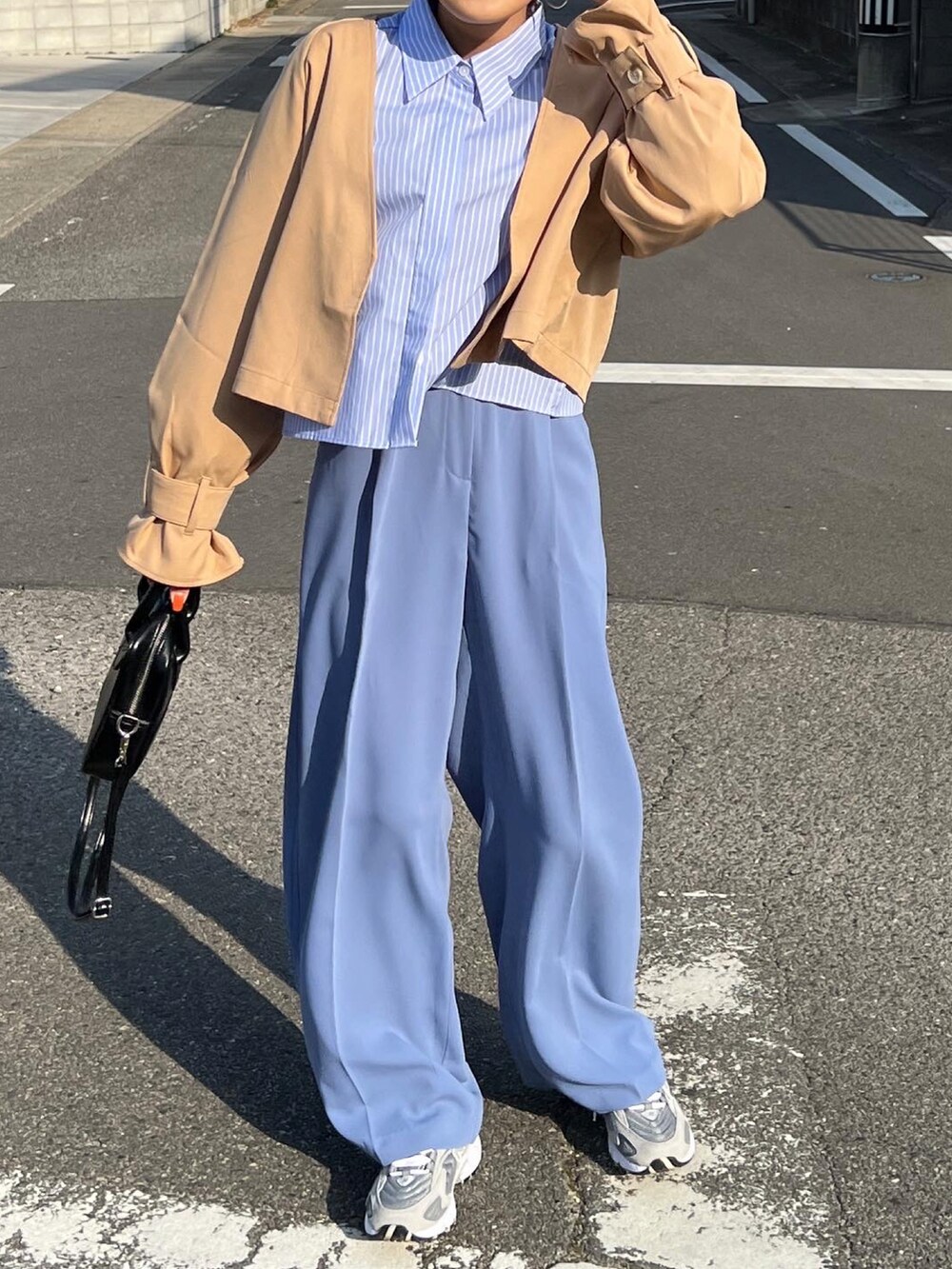 「春服みてみて、カジュアルコーデ、パンツスタイル、スニーカーコーデ、ラフコーデ、tokyogirlsmarket、スラックス、カラーパンツ、ストライプシャツ、シャツコーデ、春コーデ、春アウター、春コート」｜「210nouveの【3WAY】セパレートレイヤートレンチコート（トレンチコート、ベージュ系）」を使った、MIHOさん（レディース・158cm）の春コーディネートの5枚目の写真