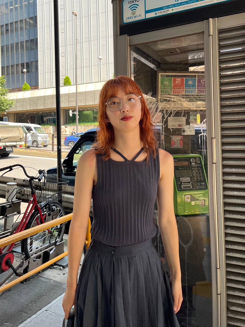 グレー系のタンクトップ、ブラック系のスニーカー、その他のスラックスを着用したレディースの夏コーディネートの2枚目の写真