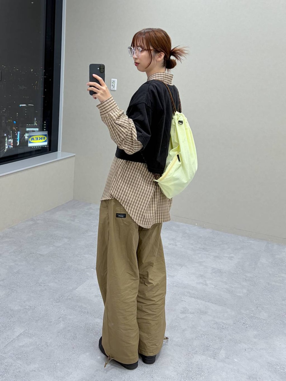 ベージュ系のシャツ/ブラウス、ブラック系のTシャツ/カットソーを着用したレディースの春コーディネートの3枚目の写真