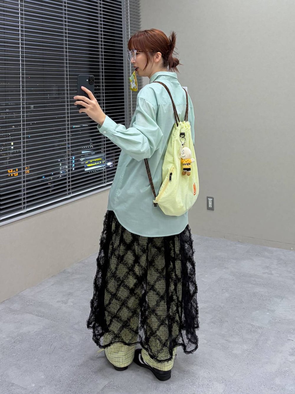 グリーン系のシャツ/ブラウスを着用したレディースの春コーディネートの5枚目の写真