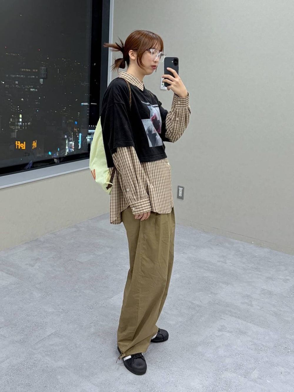 ベージュ系のシャツ/ブラウス、ブラック系のTシャツ/カットソーを着用したレディースの春コーディネートの6枚目の写真