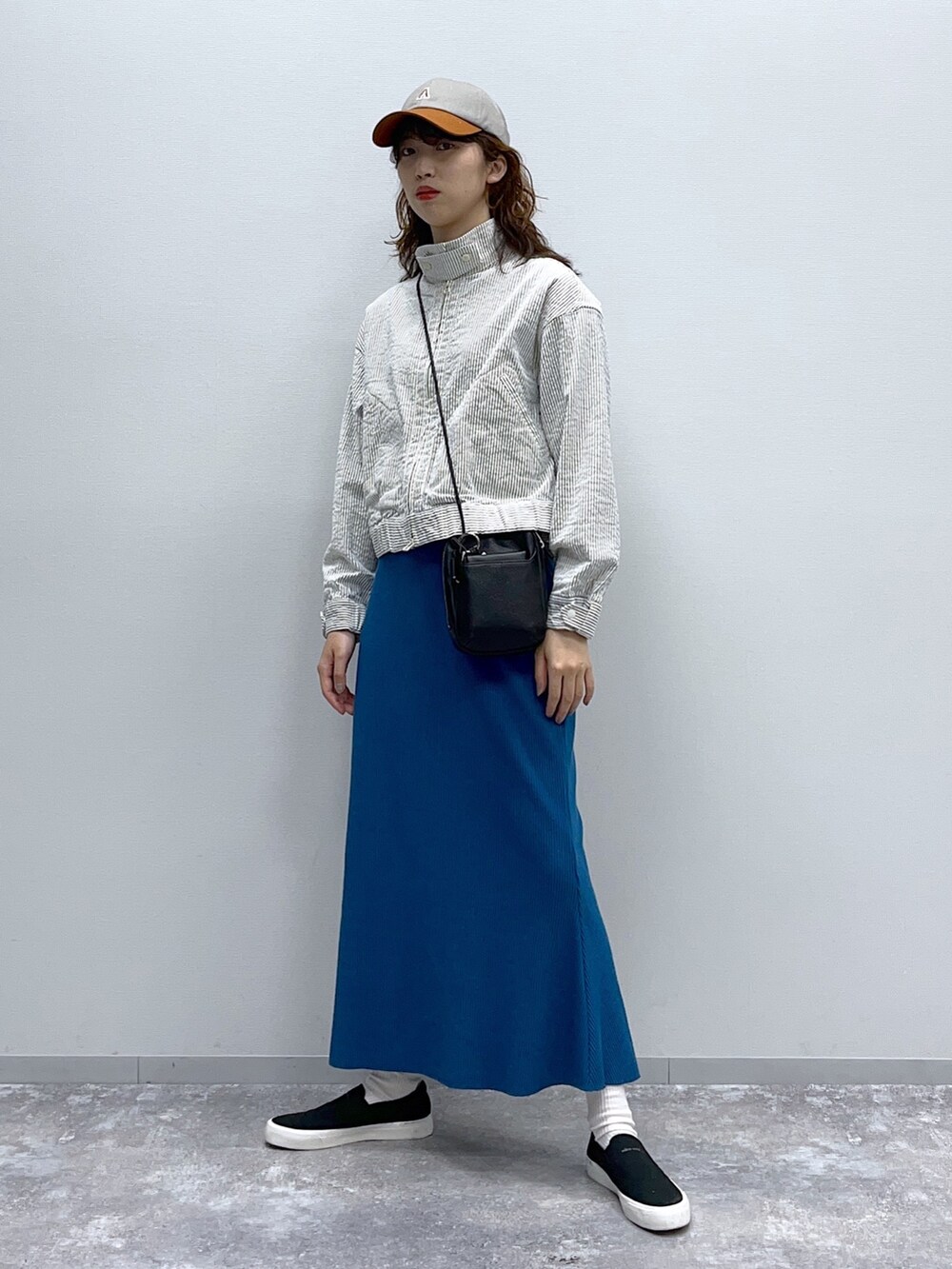 ブルー系のブルゾン、ブルー系のスカート、ブラック系のスニーカーを着用したレディースの春コーディネートの5枚目の写真