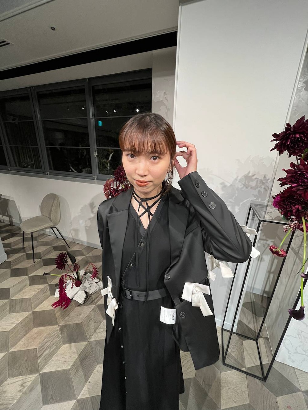 ブラック系のショルダーバッグ、ブラック系のワンピースを着用したレディースの秋コーディネートの5枚目の写真