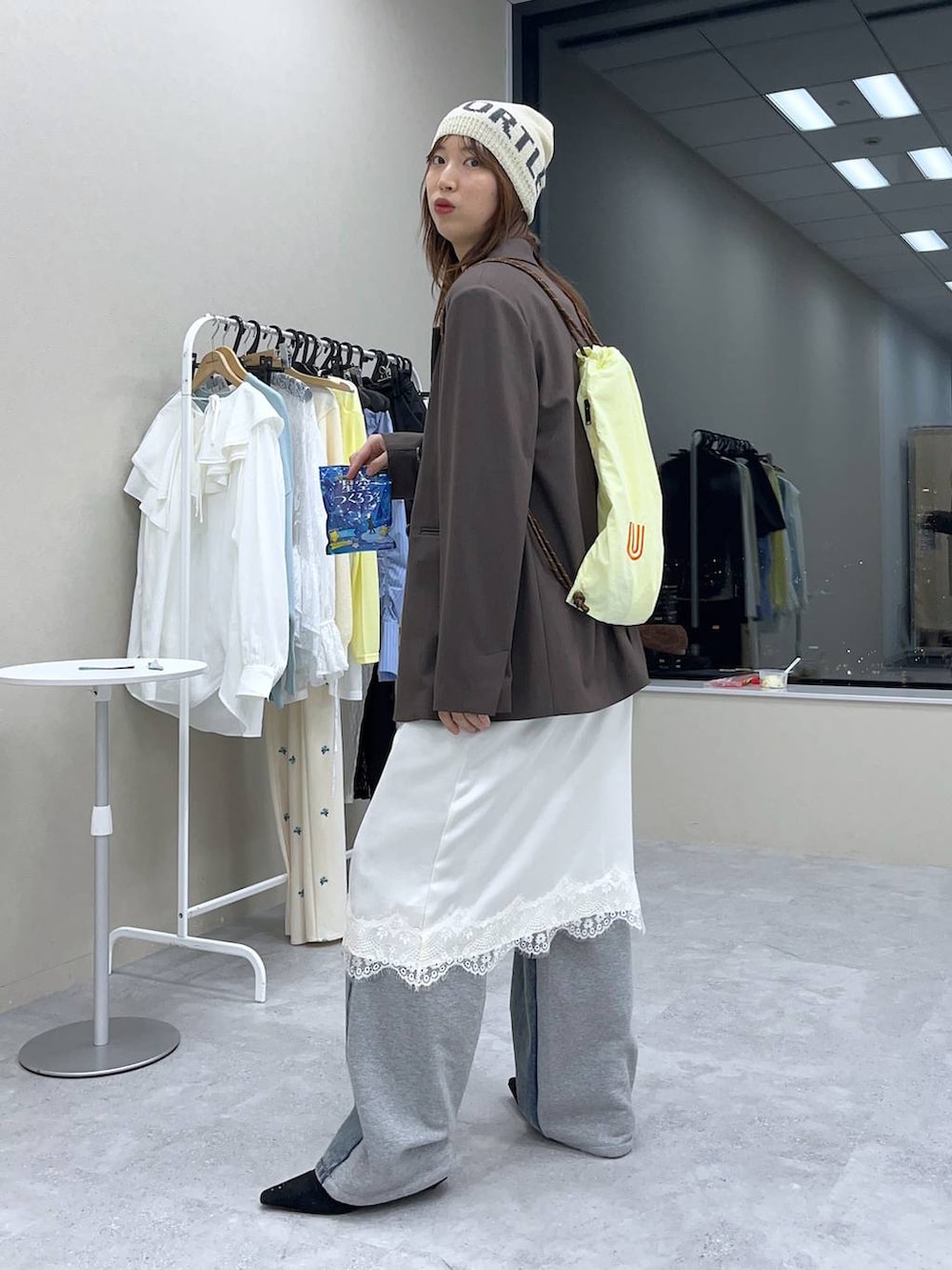 ホワイト系のTシャツ/カットソー、ホワイト系のワンピース、ブラウン系のテーラードジャケットを着用したレディースの春コーディネートの4枚目の写真