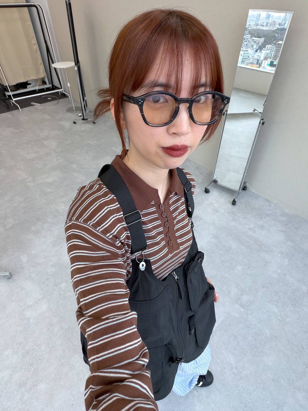 ブラウン系のポロシャツを着用したレディースの春コーディネートの6枚目の写真