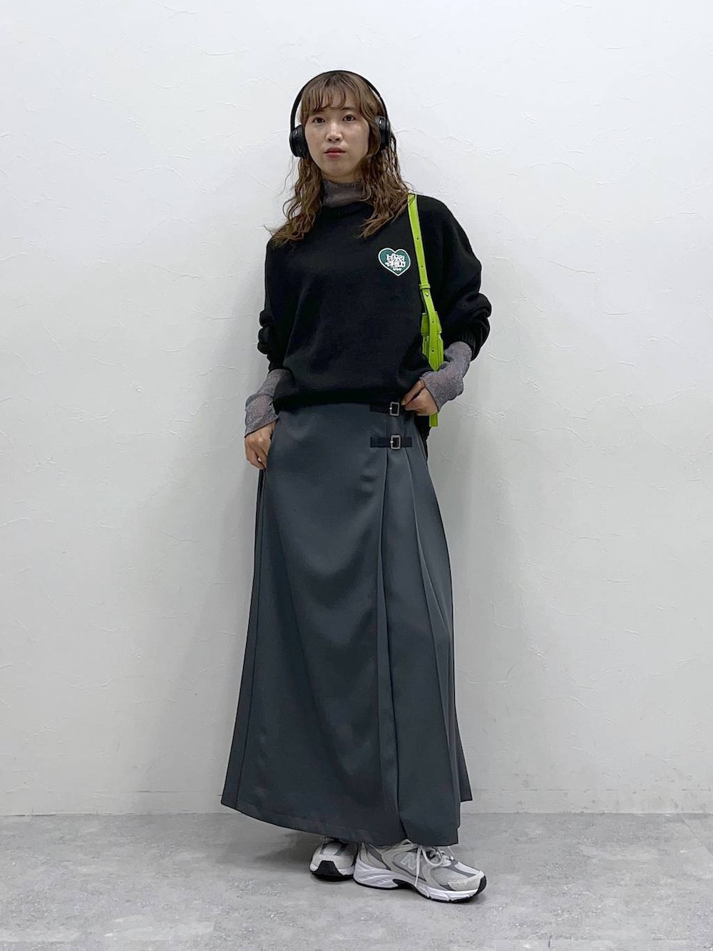 ブラック系のショルダーバッグ、グレー系のスカート、グレー系のTシャツ/カットソーを着用したレディースの秋コーディネートの2枚目の写真